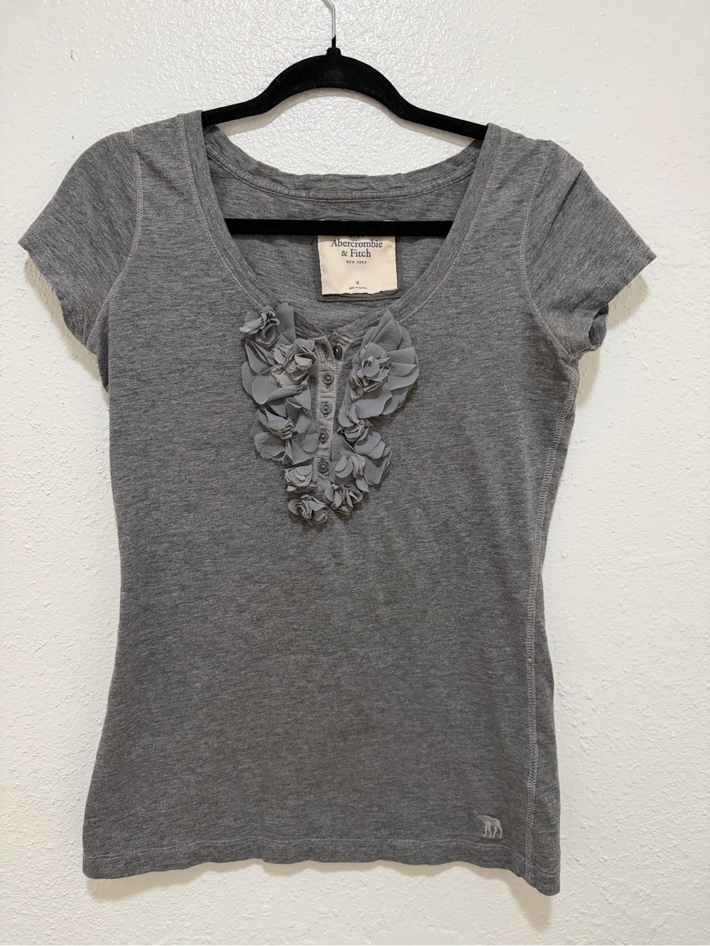 VTG Y2K Abercrombie & Fitch Gray Ruffle Rosette Henley Tee - Size M
